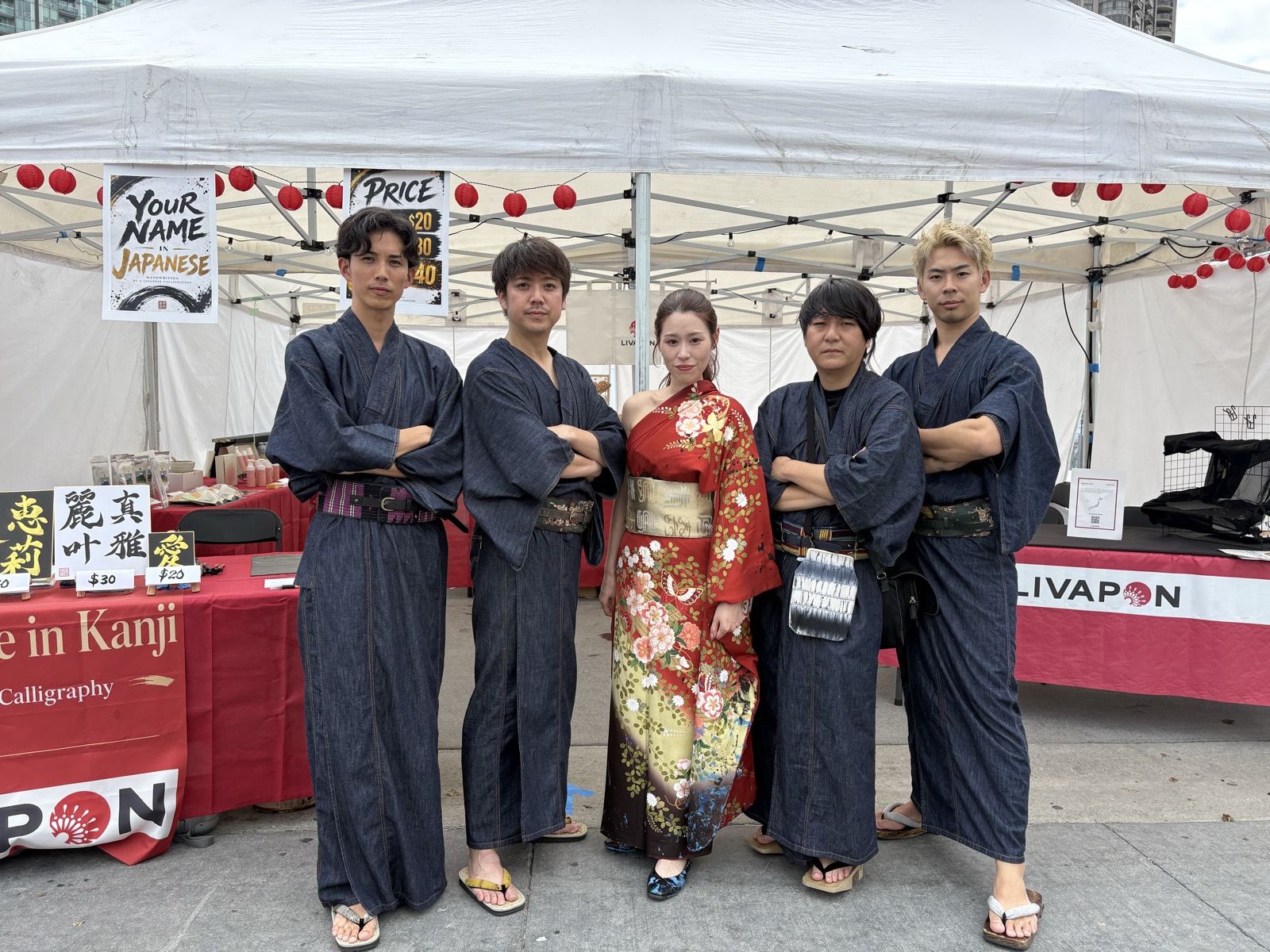 LIVAPONブースの前に並ぶスタッフ